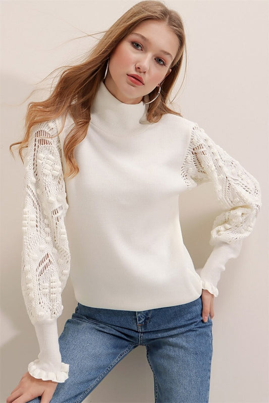 AQE HALF TURTLENECK DETAILED TEXTURE SLEEVES IN WHITE