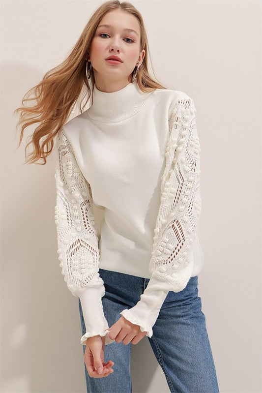 AQE HALF TURTLENECK DETAILED TEXTURE SLEEVES IN WHITE